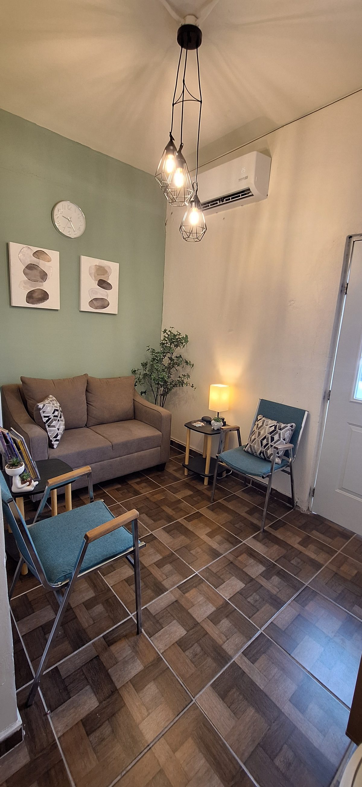 Sala de espera del consultorio Salud Emocional Montes-Cázares